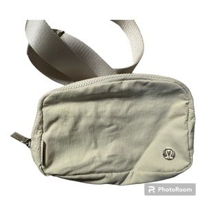 Lululemon Viral Beltbag in Mother of Pearl
